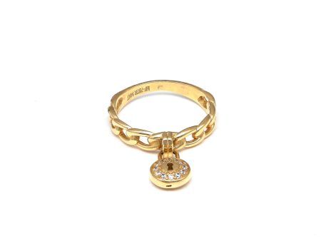 Anillo calado con colgante motivo candado y circonias en oro amarillo 14 kilates. Hot on Sale