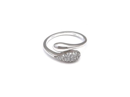 Anillo abierto con circonias en oro blanco 14 kilates. Fashion