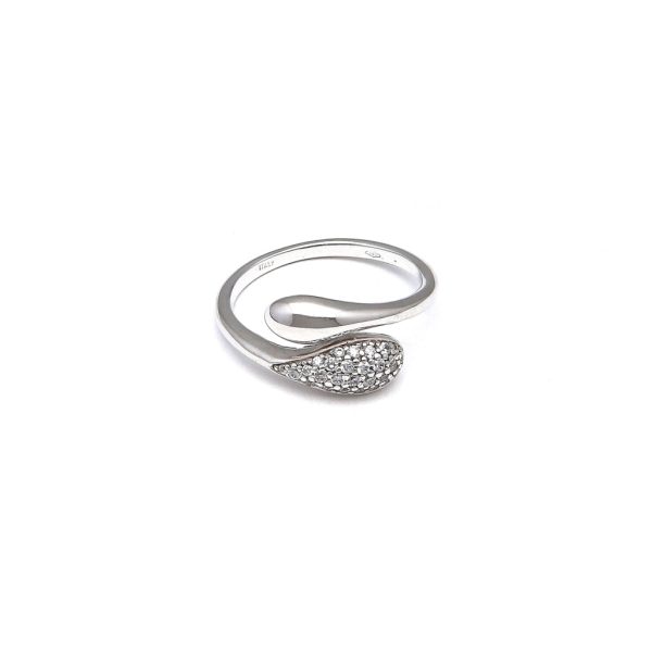 Anillo abierto con circonias en oro blanco 14 kilates. Fashion