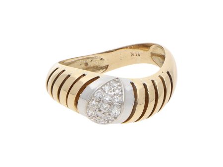 Anillo calado con diamantes en oro dos tonos 14 kilates. Fashion